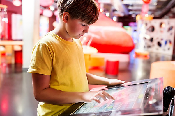 포토 JPG 서양인 외국인 응시 어린이교육 교육 남자 초등학생 어린이 실내 한명 사람 상반신 옆모습 10대 모니터 터치 체험학습 체험 박물관 체코 놀이체험 조작 터치스크린 소년한명만 국내포토 1 학생 시선 유럽 뷰포인트 컨셉 청소년 인종 내부 컴퓨터 남자한명만 소년만 파일형식