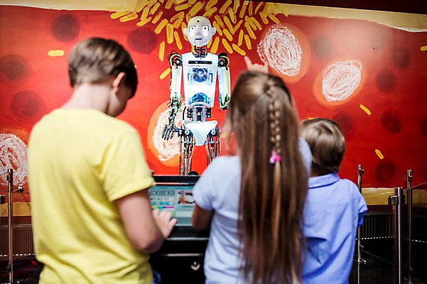 포토 JPG 서양인 외국인 여자 어린이교육 교육 남자 초등학생 어린이 과학 실내 사람 상반신 뒷모습 10대 세명 체험학습 체험 로봇 박물관 체코 놀이체험 조작 어린이만 국내포토 학생 유럽 뷰포인트 컨셉 청소년 인종 내부 파일형식