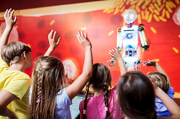 포토 JPG 서양인 외국인 손 여자 어린이교육 교육 남자 초등학생 어린이 과학 실내 사람 여러명 상반신 뒷모습 10대 손들기 인사 체험학습 체험 로봇 박물관 체코 놀이체험 반가움 어린이만 국내포토 학생 감정 유럽 뷰포인트 다수 컨셉 모션 청소년 인종 내부 신체부위 예절 파일형식