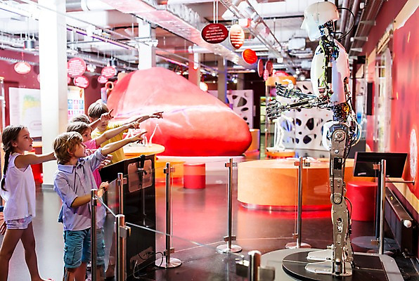 포토 JPG 전신 서양인 외국인 여자 어린이교육 교육 남자 초등학생 어린이 과학 실내 서기 사람 여러명 옆모습 10대 가리킴 체험학습 체험 로봇 박물관 체코 놀이체험 어린이만 국내포토 학생 유럽 뷰포인트 다수 컨셉 모션 청소년 인종 손짓 내부 파일형식