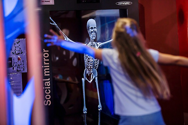 포토 JPG 서양인 외국인 여자 어린이교육 교육 초등학생 어린이 포즈 장난 투시 모션 팔벌리기 뼈 해골 실내 한명 사람 상반신 뒷모습 10대 카메라 체험학습 체험 박물관 체코 놀이체험 소녀한명만 국내포토 1 학생 유럽 뷰포인트 컨셉 청소년 인종 내부 전자제품 여자한명만 소녀만 파일형식