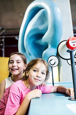 포토 JPG 서양인 외국인 여자 어린이교육 교육 초등학생 어린이 새로움 실내 미소 사람 상반신 두명 앞모습 옆모습 10대 친구 모형 확성기 소리 체험학습 체험 즐거움 박물관 귀 체코 청각 놀이체험 소녀만 국내포토 학생 감정 유럽 뷰포인트 컨셉 관계 청소년 표정 인종 내부 신체부위 여자만 어린이만 파일형식