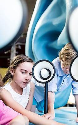 포토 JPG 서양인 외국인 응시 여자 어린이교육 교육 남자 초등학생 어린이 과학 실내 서기 사람 앉기 상반신 두명 옆모습 10대 친구 모형 확성기 소리 체험학습 체험 박물관 귀 체코 청각 놀이체험 어린이만 국내포토 학생 시선 유럽 뷰포인트 컨셉 관계 모션 청소년 인종 내부 신체부위 파일형식