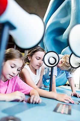 포토 JPG 서양인 외국인 응시 여자 어린이교육 교육 남자 초등학생 어린이 과학 실내 서기 사람 앉기 상반신 옆모습 10대 세명 모형 확성기 소리 체험학습 체험 누름 박물관 귀 체코 청각 놀이체험 어린이만 국내포토 학생 시선 유럽 뷰포인트 컨셉 모션 청소년 인종 내부 신체부위 파일형식