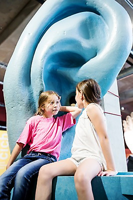 포토 JPG 서양인 외국인 여자 어린이교육 교육 초등학생 어린이 실내 미소 사람 앉기 상반신 두명 옆모습 10대 친구 모형 소리 듣기 체험학습 체험 신비 즐거움 박물관 귀 체코 청각 놀이체험 소녀만 국내포토 학생 감정 유럽 뷰포인트 컨셉 관계 모션 청소년 표정 인종 내부 신체부위 여자만 어린이만 파일형식