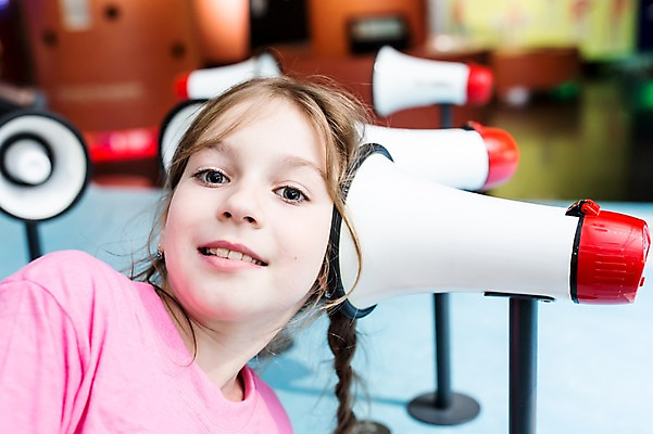 포토 JPG 서양인 외국인 여자 어린이교육 교육 초등학생 어린이 놀이 실내 한명 미소 사람 상반신 앞모습 10대 확성기 소리 듣기 체험학습 체험 즐거움 박물관 체코 청각 놀이체험 사이렌 소녀한명만 국내포토 1 학생 감정 유럽 뷰포인트 컨셉 모션 청소년 표정 인종 내부 여자한명만 소녀만 파일형식