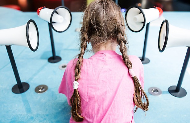포토 JPG 서양인 외국인 여자 어린이교육 교육 초등학생 어린이 놀이 실내 한명 사람 상반신 뒷모습 10대 확성기 소리 체험학습 체험 즐거움 박물관 체코 청각 놀이체험 사이렌 소녀한명만 국내포토 1 학생 감정 유럽 뷰포인트 컨셉 청소년 인종 내부 여자한명만 소녀만 파일형식