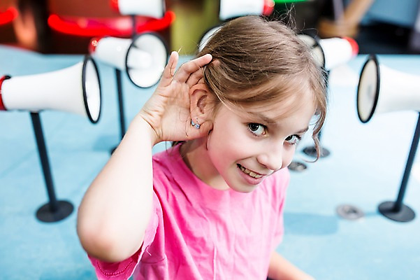 포토 JPG 서양인 외국인 응시 여자 어린이교육 교육 초등학생 어린이 놀이 실내 한명 미소 웃음 사람 상반신 옆모습 10대 확성기 소리 듣기 체험학습 체험 즐거움 박물관 체코 청각 놀이체험 사이렌 소녀한명만 국내포토 1 학생 시선 감정 유럽 뷰포인트 컨셉 모션 청소년 표정 인종 내부 여자한명만 소녀만 파일형식