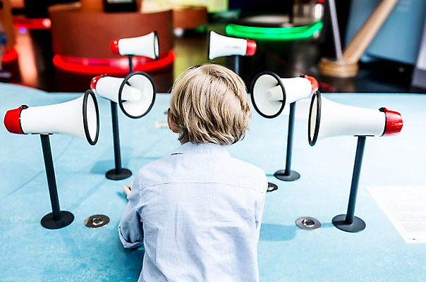 포토 JPG 서양인 외국인 어린이교육 교육 남자 초등학생 어린이 놀이 실내 한명 사람 상반신 뒷모습 10대 확성기 소리 체험학습 체험 즐거움 박물관 체코 청각 사이렌 소년한명만 국내포토 1 학생 감정 유럽 뷰포인트 컨셉 청소년 인종 내부 남자한명만 소년만 파일형식