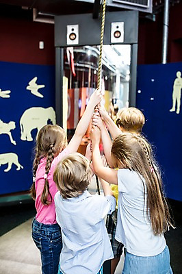 포토 JPG 서양인 외국인 여자 어린이교육 교육 남자 초등학생 어린이 밧줄 실내 사람 여러명 상반신 옆모습 뒷모습 10대 잡기 체험학습 체험 당기기 박물관 체코 어린이만 국내포토 학생 유럽 줄 뷰포인트 다수 컨셉 모션 청소년 인종 내부 파일형식