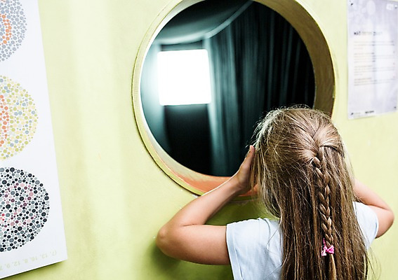 포토 JPG 서양인 외국인 여자 어린이교육 교육 초등학생 어린이 실내 한명 사람 상반신 뒷모습 10대 진료 눈가림 체험학습 체험 검사_조사 박물관 시력 체코 시력검사 소녀한명만 국내포토 1 학생 유럽 뷰포인트 컨셉 의학 청소년 인종 내부 가림 여자한명만 소녀만 파일형식
