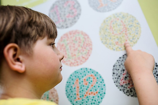 포토 JPG 서양인 외국인 응시 어린이교육 교육 남자 초등학생 어린이 실내 한명 사람 상반신 옆모습 신체부위 10대 진료 가리킴 체험학습 체험 검사_조사 박물관 시력 체코 시력검사 색맹검사 소년한명만 국내포토 1 학생 시선 유럽 뷰포인트 컨셉 의학 청소년 인종 손짓 내부 남자한명만 소년만 파일형식
