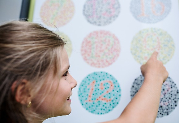 포토 JPG 서양인 외국인 여자 어린이교육 교육 얼굴 초등학생 어린이 손가락 실내 한명 미소 사람 상반신 옆모습 신체부위 10대 진료 가리킴 체험학습 체험 검사_조사 박물관 시력 체코 색맹검사 소녀한명만 국내포토 1 학생 손 유럽 뷰포인트 컨셉 의학 청소년 표정 인종 손짓 내부 여자한명만 소녀만 파일형식