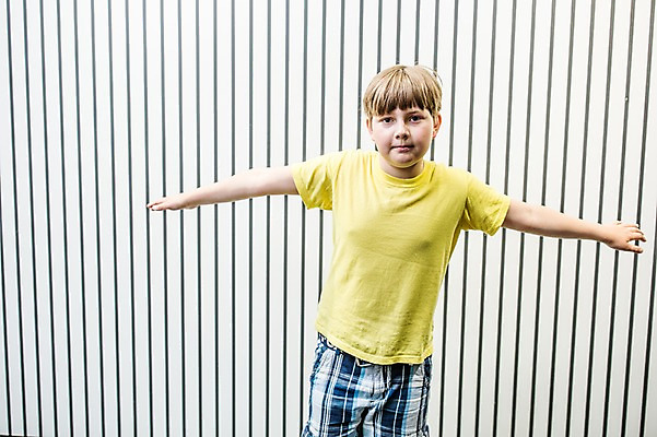 포토 JPG 주간 서양인 외국인 응시 어린이교육 교육 남자 초등학생 어린이 포즈 팔벌리기 한명 서기 사람 상반신 야외 앞모습 10대 체험학습 체험 균형 검사_조사 박물관 체코 중심잡기 소년한명만 국내포토 자연요소 1 학생 시선 유럽 뷰포인트 컨셉 모션 청소년 인종 남자한명만 소년만 파일형식