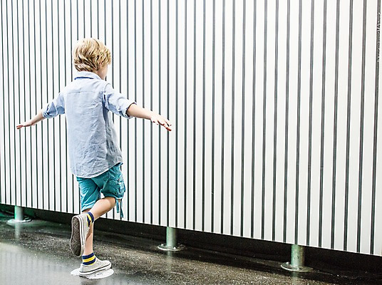 포토 JPG 주간 전신 서양인 외국인 어린이교육 교육 남자 초등학생 어린이 팔벌리기 한명 사람 야외 뒷모습 10대 체험학습 체험 균형 검사_조사 박물관 체코 다리들기 중심잡기 소년한명만 국내포토 자연요소 1 학생 유럽 뷰포인트 컨셉 모션 청소년 인종 남자한명만 소년만 파일형식