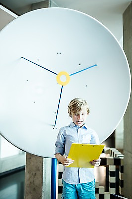 포토 JPG 서양인 외국인 응시 어린이교육 교육 남자 초등학생 어린이 실내 안테나 말하기 한명 서기 들기 사람 상반신 앞모습 10대 체험학습 체험 발표 읽기 박물관 체코 소년한명만 국내포토 1 학생 시선 유럽 뷰포인트 컨셉 통신 모션 청소년 인종 내부 남자한명만 소년만 파일형식