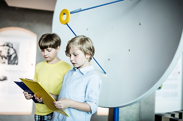 포토 JPG 서양인 외국인 응시 어린이교육 교육 남자 초등학생 어린이 실내 말하기 서기 들기 사람 상반신 두명 옆모습 10대 친구 체험학습 체험 발표 박물관 문서 체코 소년만 국내포토 학생 시선 유럽 뷰포인트 컨셉 관계 모션 청소년 인종 내부 남자만 어린이만 파일형식