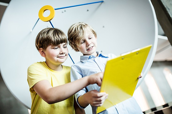 포토 JPG 서양인 외국인 어린이교육 교육 남자 초등학생 어린이 로우앵글 실내 안테나 협상 설명 미소 들기 사람 상반신 두명 앞모습 10대 친구 가리킴 체험학습 체험 발표 박물관 문서 파일 체코 소년만 국내포토 학생 유럽 뷰포인트 컨셉 비즈니스 통신 관계 모션 청소년 표정 인종 손짓 내부 남자만 어린이만 파일형식