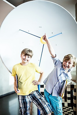 포토 JPG 서양인 외국인 응시 어린이교육 교육 남자 여유 초등학생 어린이 허리손 장난 실내 안테나 미소 들기 사람 상반신 두명 앞모습 10대 엄지손가락 최고 체험학습 체험 즐거움 박물관 체코 소년만 국내포토 학생 시선 감정 유럽 뷰포인트 포즈 컨셉 통신 손가락 모션 청소년 표정 인종 내부 남자만 어린이만 파일형식