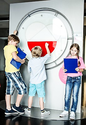 포토 JPG 전신 서양인 외국인 응시 여자 어린이교육 교육 남자 초등학생 어린이 생각 실내 서기 사람 앞모습 옆모습 뒷모습 10대 세명 친구 잡기 체험학습 체험 수학 박물관 파일 체코 어린이만 국내포토 학생 시선 유럽 뷰포인트 컨셉 교과목 관계 모션 청소년 인종 내부 파일형식