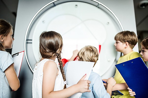 포토 JPG 서양인 외국인 응시 여자 어린이교육 교육 남자 초등학생 어린이 생각 실내 들기 사람 여러명 상반신 옆모습 뒷모습 10대 친구 체험학습 체험 수학 박물관 체코 수학교육 어린이만 국내포토 학생 시선 유럽 뷰포인트 다수 컨셉 교과목 관계 모션 청소년 인종 내부 파일형식