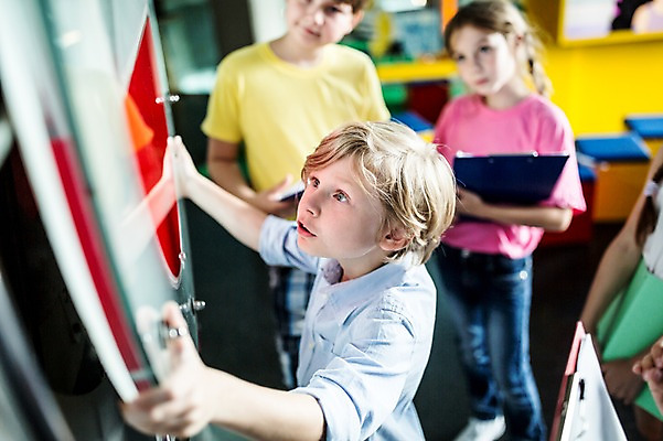 포토 JPG 전신 서양인 외국인 응시 여자 어린이교육 교육 남자 초등학생 어린이 생각 실내 서기 사람 여러명 상반신 앞모습 옆모습 10대 친구 잡기 체험학습 체험 수학 박물관 파일 체코 수학공식 어린이만 국내포토 학생 시선 유럽 뷰포인트 다수 컨셉 교과목 관계 모션 청소년 인종 내부 공식 파일형식