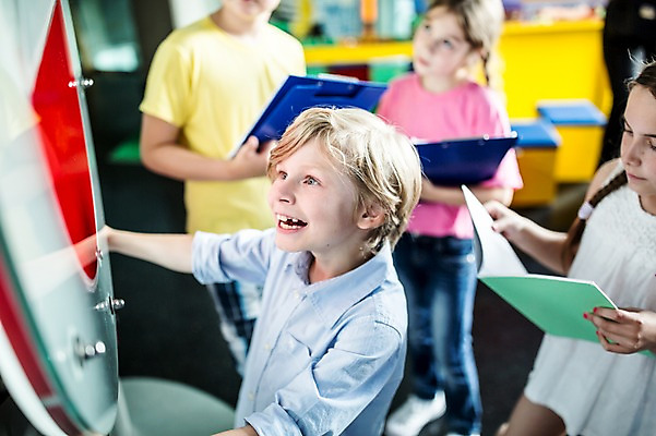 포토 JPG 서양인 외국인 응시 여자 어린이교육 교육 남자 초등학생 어린이 실내 미소 들기 사람 여러명 상반신 앞모습 옆모습 10대 친구 공책 체험학습 체험 수학 즐거움 박물관 파일 체코 해결 수학공식 정답 어린이만 국내포토 학생 시선 감정 유럽 뷰포인트 다수 컨셉 교과목 관계 모션 청소년 문구용품 표정 인종 내부 공식 파일형식