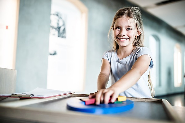 포토 JPG 서양인 외국인 응시 여자 어린이교육 교육 초등학생 어린이 놀이 실내 한명 미소 사람 상반신 앞모습 10대 블록 체험학습 체험 즐거움 박물관 체코 소녀한명만 블록맞추기 국내포토 1 학생 시선 감정 유럽 뷰포인트 컨셉 청소년 표정 인종 내부 맞추기 여자한명만 소녀만 파일형식