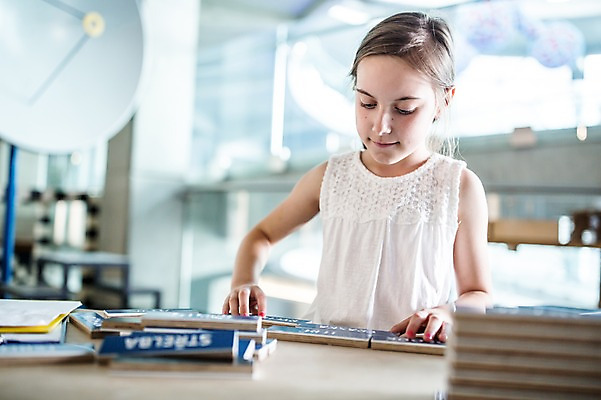 포토 JPG 서양인 외국인 응시 여자 어린이교육 교육 초등학생 어린이 놀이 실내 한명 사람 상반신 앞모습 10대 블록 체험학습 체험 박물관 체코 낱말블록 소녀한명만 국내포토 1 학생 시선 유럽 뷰포인트 컨셉 청소년 인종 내부 여자한명만 소녀만 파일형식