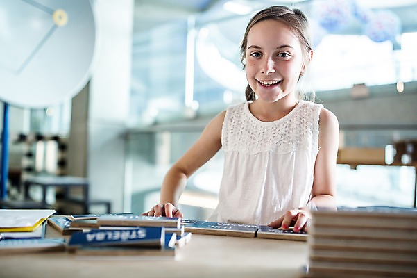 포토 JPG 서양인 외국인 응시 여자 어린이교육 교육 초등학생 어린이 놀이 실내 한명 미소 사람 상반신 앞모습 10대 블록 체험학습 체험 박물관 체코 낱말블록 소녀한명만 국내포토 1 학생 시선 유럽 뷰포인트 컨셉 청소년 표정 인종 내부 여자한명만 소녀만 파일형식