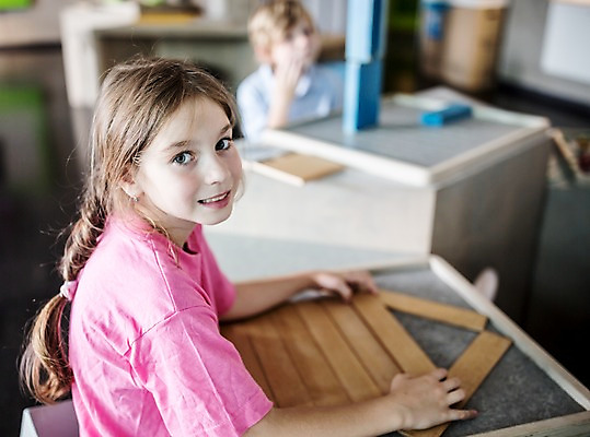 포토 JPG 서양인 외국인 응시 여자 어린이교육 교육 남자 초등학생 어린이 실내 미소 사람 앉기 상반신 두명 옆모습 아웃포커스 10대 쌓기 블록 잡기 체험학습 체험 박물관 체코 나무조각 어린이만 블록맞추기 국내포토 학생 시선 유럽 뷰포인트 컨셉 모션 청소년 촬영기법 표정 인종 내부 목재 맞추기 파일형식