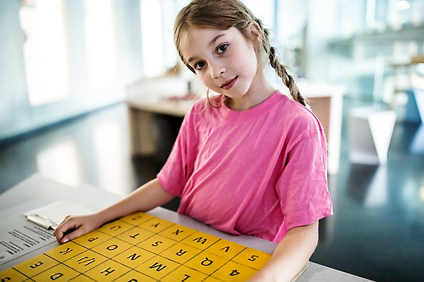 포토 JPG 서양인 외국인 응시 여자 어린이교육 교육 초등학생 어린이 실내 한명 미소 사람 상반신 앞모습 10대 블록 체험학습 체험 박물관 체코 낱말블록 소녀한명만 국내포토 1 학생 시선 유럽 뷰포인트 컨셉 청소년 표정 인종 내부 여자한명만 소녀만 파일형식