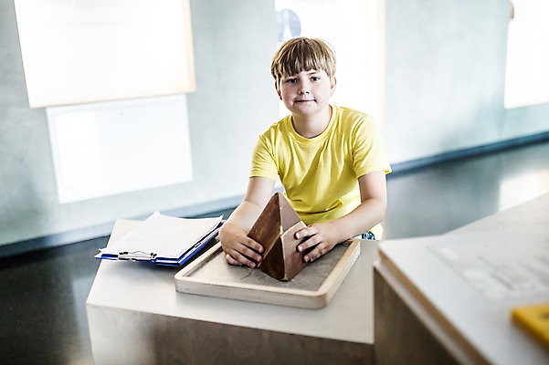포토 JPG 서양인 외국인 응시 어린이교육 교육 남자 초등학생 어린이 실내 한명 미소 사람 상반신 앞모습 10대 블록 잡기 체험학습 체험 박물관 만들기 체코 소년한명만 블록맞추기 국내포토 1 학생 시선 유럽 뷰포인트 컨셉 모션 청소년 표정 인종 내부 맞추기 남자한명만 소년만 파일형식
