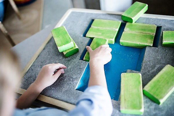 포토 JPG 서양인 외국인 어린이교육 교육 남자 초등학생 어린이 놀이 실내 한명 사람 앉기 상반신 뒷모습 신체부위 10대 블록 양손 잡기 체험학습 체험 박물관 체코 소년한명만 블록맞추기 국내포토 1 학생 손 유럽 뷰포인트 컨셉 모션 청소년 인종 내부 맞추기 남자한명만 소년만 파일형식
