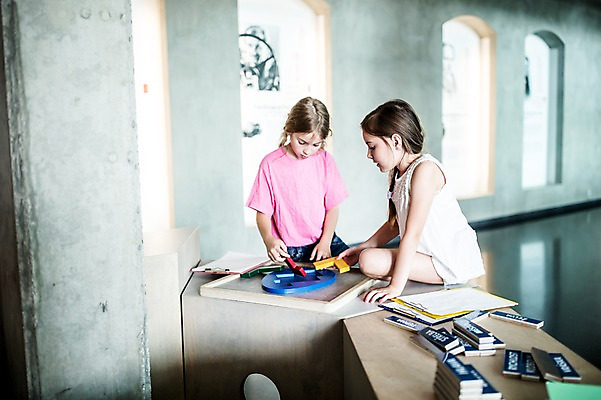 포토 JPG 서양인 외국인 문자 응시 여자 어린이교육 교육 초등학생 어린이 난간 놀이 실내 서기 사람 앉기 상반신 두명 앞모습 옆모습 10대 친구 블록 잡기 체험학습 체험 박물관 체코 맞추기 소녀만 블록맞추기 국내포토 학생 시선 유럽 뷰포인트 컨셉 관계 모션 청소년 인종 내부 여자만 어린이만 파일형식