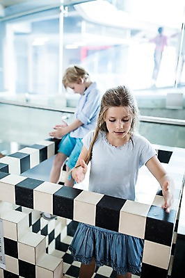 포토 JPG 서양인 외국인 여자 어린이교육 교육 남자 초등학생 어린이 실내 서기 사람 상반신 두명 앞모습 10대 친구 체험학습 체험 집중 측정 박물관 체코 재기 어린이만 국내포토 학생 유럽 뷰포인트 컨셉 관계 모션 청소년 인종 내부 파일형식