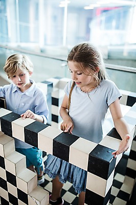 포토 JPG 전신 서양인 외국인 응시 여자 어린이교육 교육 남자 초등학생 어린이 놀이 실내 사람 두명 옆모습 10대 친구 쌓기 블록 가리킴 체험학습 체험 집중 측정 박물관 체코 블록쌓기 어린이만 국내포토 학생 시선 유럽 뷰포인트 컨셉 관계 모션 청소년 인종 손짓 내부 파일형식