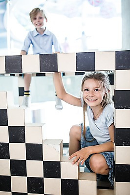 포토 JPG 전신 서양인 외국인 여자 어린이교육 교육 남자 초등학생 어린이 놀이 실내 미소 사람 앉기 상반신 두명 앞모습 옆모습 10대 친구 체험학습 체험 즐거움 박물관 체코 블록쌓기 어린이만 국내포토 학생 감정 유럽 뷰포인트 컨셉 관계 모션 청소년 표정 인종 내부 쌓기 블록 파일형식