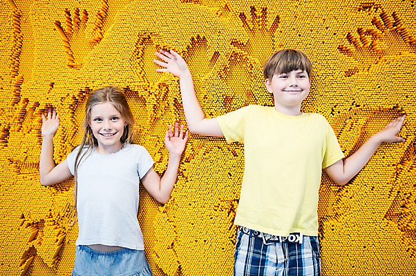 포토 JPG 서양인 외국인 여자 어린이교육 교육 남자 초등학생 어린이 놀이 팔벌리기 실내 서기 미소 사람 상반신 두명 앞모습 10대 친구 노란색 손들기 체험학습 체험 누름 즐거움 박물관 손모양 체코 어린이만 국내포토 모양 학생 감정 유럽 뷰포인트 컬러 컨셉 관계 모션 청소년 표정 인종 내부 파일형식 손_신체부위