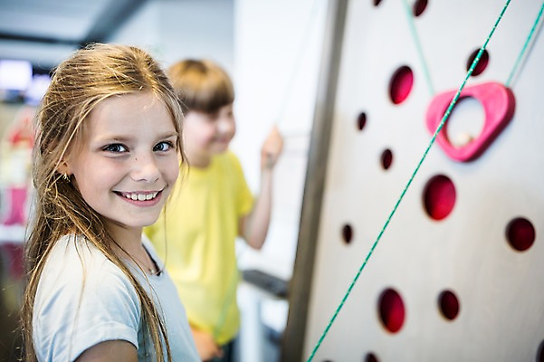 포토 JPG 서양인 외국인 여자 어린이교육 교육 남자 초등학생 어린이 줄 놀이 실내 웃음 사람 상반신 두명 옆모습 10대 체험학습 체험 당기기 즐거움 박물관 체코 어린이만 국내포토 학생 감정 유럽 뷰포인트 컨셉 모션 청소년 표정 인종 내부 파일형식