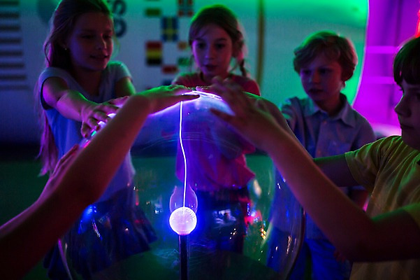 포토 JPG 서양인 외국인 여자 어린이교육 교육 남자 초등학생 어린이 놀이 실내 서기 미소 사람 여러명 상반신 앞모습 옆모습 10대 만지기 체험학습 체험 구슬 신기함 박물관 체코 어린이만 정전기 국내포토 학생 유럽 뷰포인트 다수 컨셉 모션 청소년 표정 인종 내부 파일형식