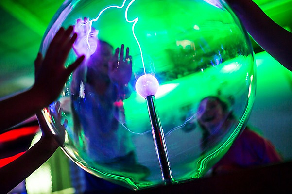 포토 JPG 서양인 외국인 손 여자 어린이교육 교육 남자 초등학생 어린이 과학 놀이 실내 서기 미소 사람 여러명 신체부위 10대 만지기 잡기 체험학습 체험 구슬 즐거움 신기함 박물관 체코 어린이만 정전기 국내포토 학생 감정 유럽 다수 컨셉 모션 청소년 표정 인종 내부 파일형식