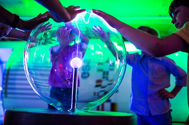 포토 JPG 서양인 외국인 여자 어린이교육 교육 남자 초등학생 어린이 과학 놀이 실내 서기 사람 여러명 상반신 앞모습 옆모습 10대 만지기 체험학습 체험 구슬 즐거움 신기함 박물관 체코 어린이만 정전기 국내포토 학생 감정 유럽 뷰포인트 다수 컨셉 모션 청소년 인종 내부 파일형식