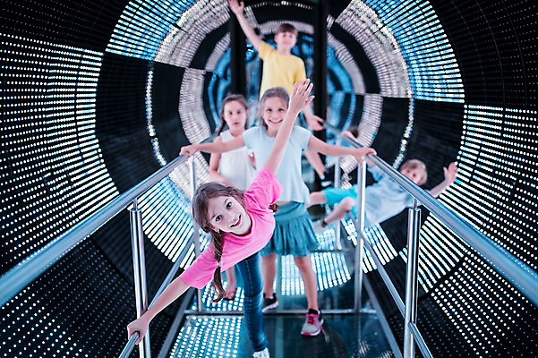 포토 JPG 전신 서양인 외국인 여자 어린이교육 교육 남자 초등학생 어린이 과학 포즈 놀이 팔벌리기 실내 매달리기 서기 미소 사람 여러명 앞모습 아웃포커스 10대 손들기 체험학습 체험 터널 즐거움 신기함 박물관 체코 어린이만 국내포토 학생 감정 유럽 길 뷰포인트 다수 컨셉 모션 청소년 촬영기법 표정 인종 내부 파일형식