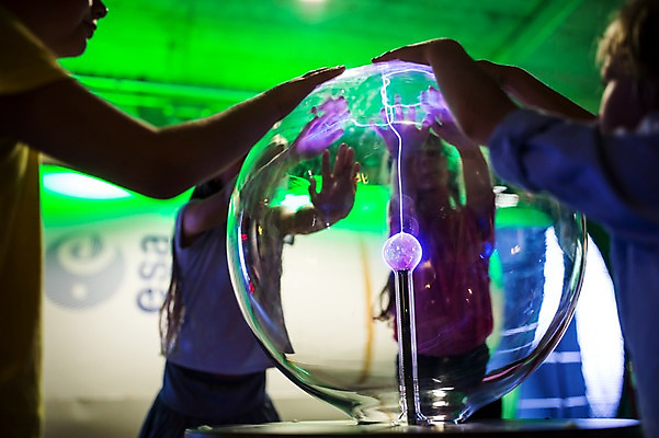 포토 JPG 서양인 외국인 여자 어린이교육 교육 남자 초등학생 어린이 과학 놀이 실내 서기 사람 여러명 상반신 앞모습 옆모습 10대 손들기 체험학습 체험 구슬 박물관 올리기 체코 어린이만 정전기 국내포토 학생 유럽 뷰포인트 다수 컨셉 모션 청소년 인종 내부 파일형식