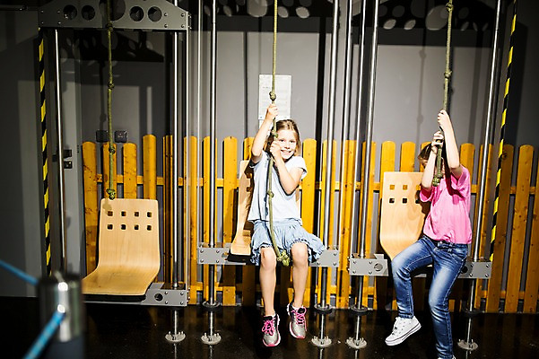 포토 JPG 전신 서양인 외국인 여자 어린이교육 교육 초등학생 어린이 줄 과학 실내 미소 사람 앉기 두명 앞모습 옆모습 10대 힘 잡기 체험학습 체험 당기기 박물관 체코 도르래 소녀만 국내포토 학생 유럽 뷰포인트 컨셉 모션 청소년 표정 인종 내부 여자만 어린이만 파일형식