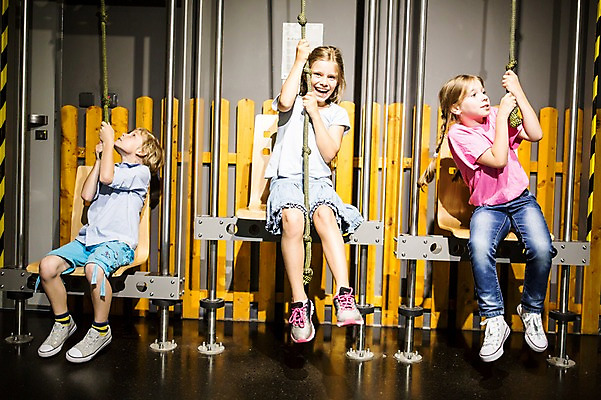 포토 JPG 전신 서양인 외국인 여자 어린이교육 교육 남자 초등학생 어린이 줄 과학 실내 미소 사람 앉기 앞모습 10대 세명 힘 잡기 체험학습 체험 당기기 즐거움 신기함 박물관 체코 도르래 어린이만 국내포토 학생 감정 유럽 뷰포인트 컨셉 모션 청소년 표정 인종 내부 파일형식