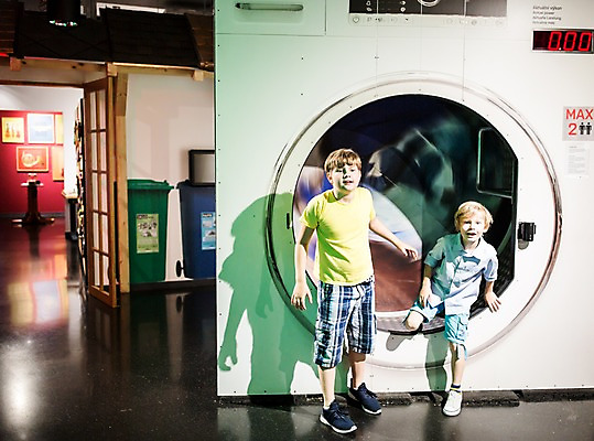 포토 JPG 전신 서양인 외국인 어린이교육 교육 남자 초등학생 어린이 실내 서기 사람 두명 앞모습 10대 체험학습 체험 박물관 체코 드럼세탁기 소년만 국내포토 학생 유럽 뷰포인트 컨셉 모션 청소년 인종 내부 세탁기 남자만 어린이만 파일형식