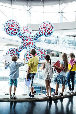 포토 JPG 전신 서양인 외국인 응시 여자 어린이교육 교육 남자 초등학생 어린이 과학 난간 실내 서기 사람 여러명 뒷모습 10대 모형 체험학습 체험 박물관 체코 분자구조 어린이만 국내포토 학생 시선 유럽 뷰포인트 다수 컨셉 모션 청소년 인종 내부 파일형식