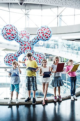 포토 JPG 전신 서양인 외국인 여자 어린이교육 교육 남자 초등학생 어린이 과학 세포 실내 서기 미소 사람 여러명 앞모습 10대 모형 공책 체험학습 체험 박물관 문서 체코 분자구조 어린이만 국내포토 학생 유럽 뷰포인트 다수 컨셉 모션 청소년 문구용품 표정 인종 내부 파일형식